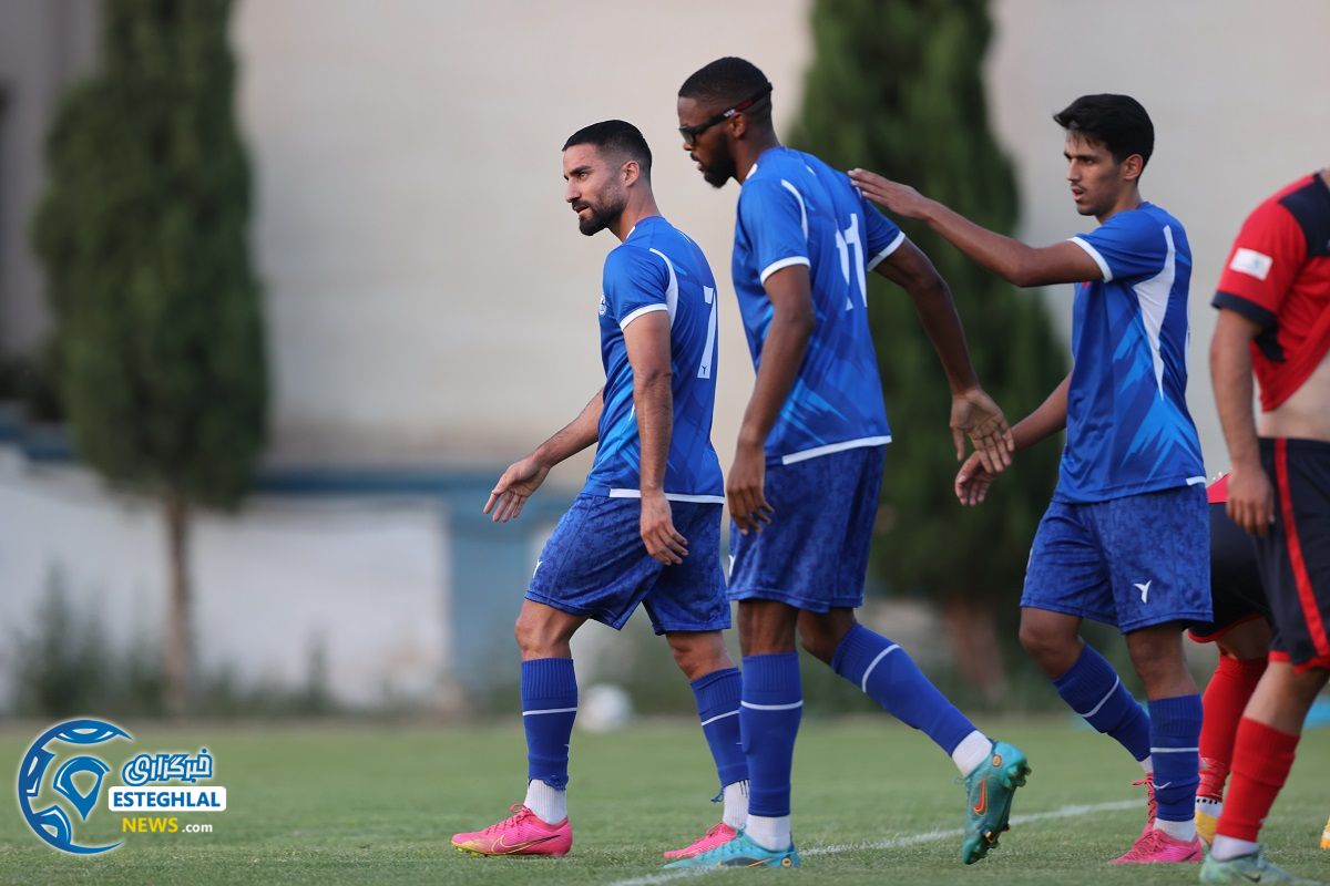 دیدار دوستانه استقلال و صالحین