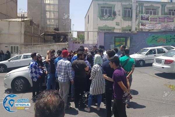 تجمع هواداران استقلال مقابل باشگاه