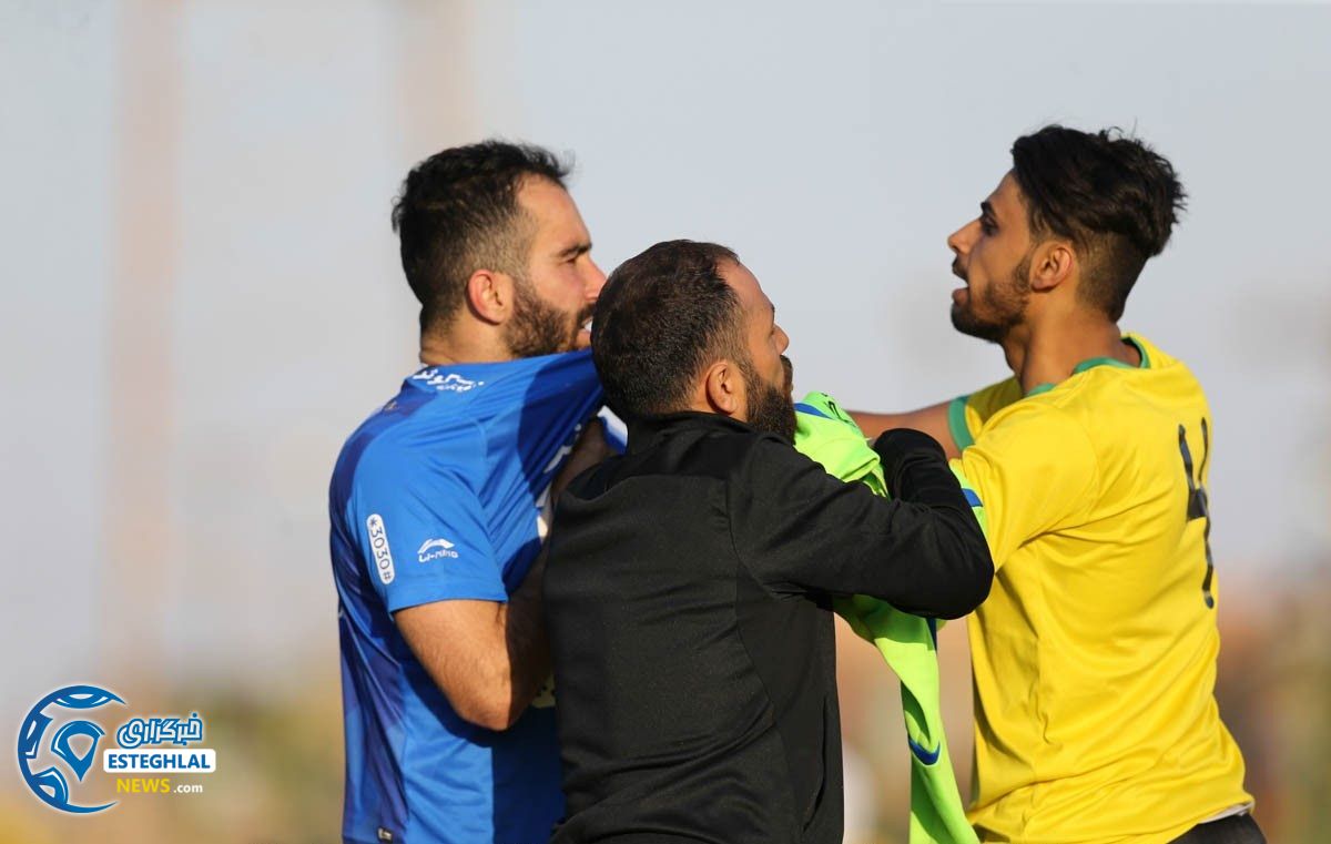 در پایان دیدار استقلال و نفت آبادان، هنگامی که داریوش شجاعیان با پیراهن مهدی قائدی در حال خوشحالی بود مدافع نفت آبادان به سمت او حمله ور شد!