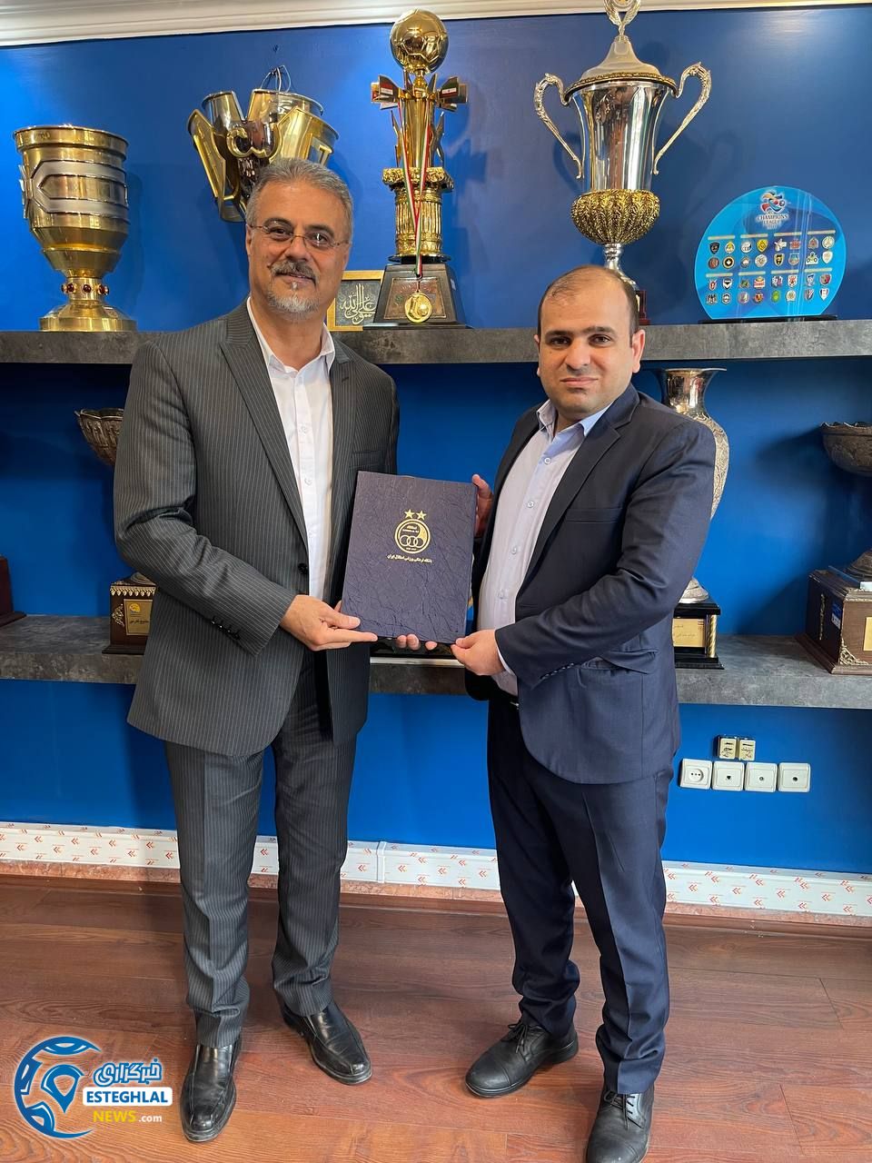  باشگاه استقلال(تاج)