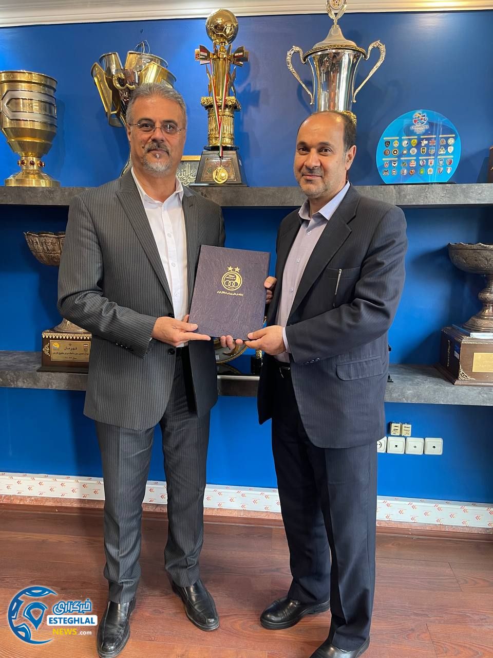  باشگاه استقلال(تاج)