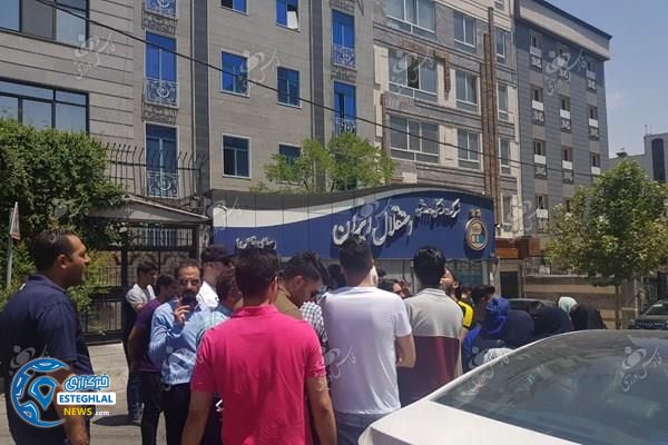 تجمع هواداران استقلال مقابل باشگاه