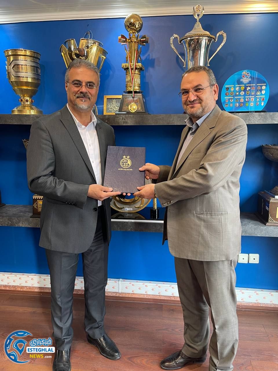  باشگاه استقلال(تاج)