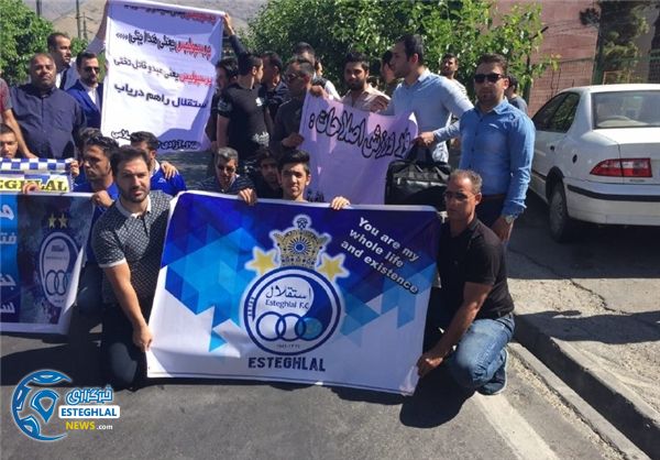 تجمع هواداران استقلال مقابل وزارت ورزش