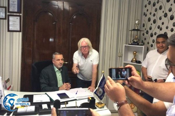 ثبت  قرارداد بازیکنان و کادر فنی استقلال