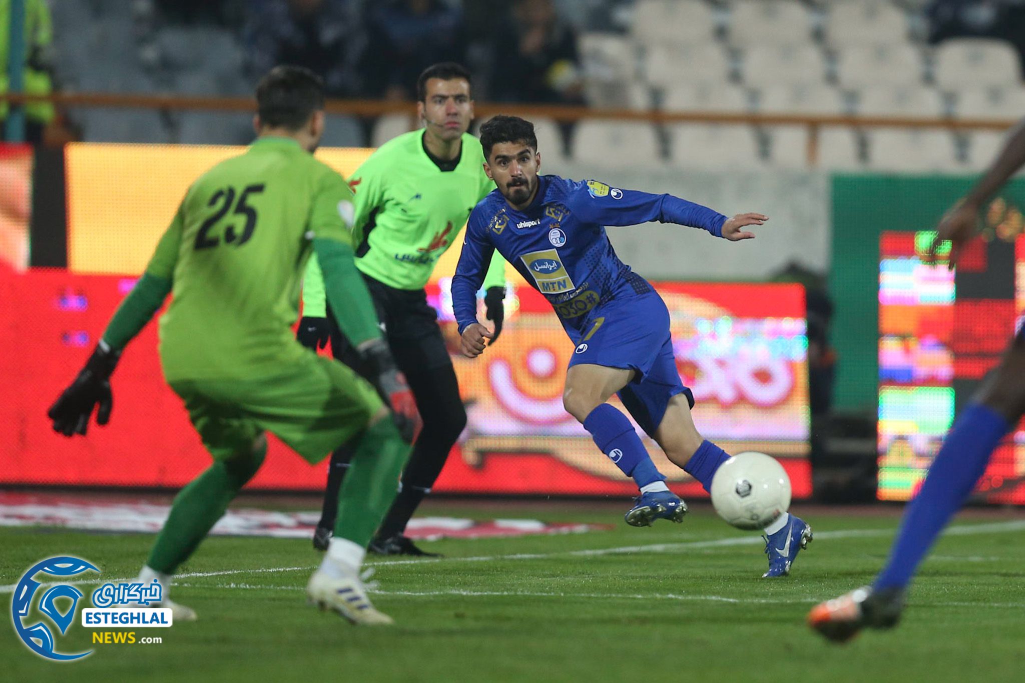 دیدار استقلال و شاهین