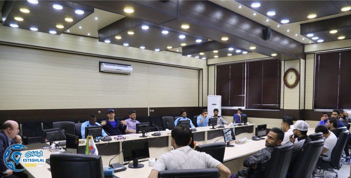 جلسه افتخاری با بازیکنان