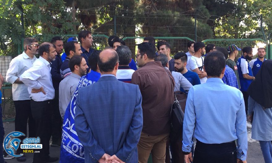 تجمع هواداران استقلال مقابل وزارت ورزش