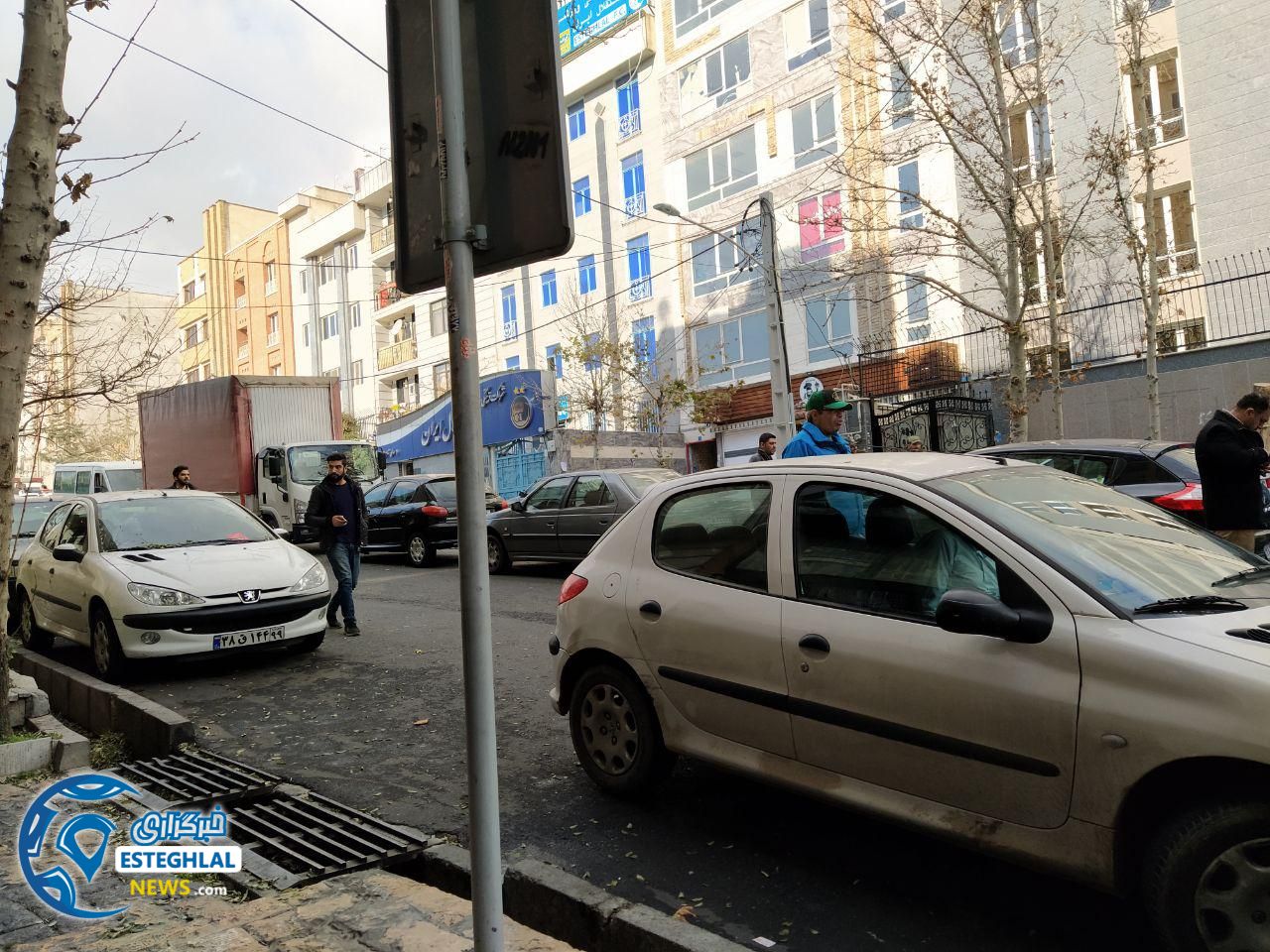 تجمع اعتراضی هواداران استقلال مقابل ساختمان باشگاه